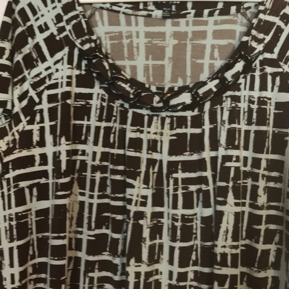 Geometric Pattern Top. Short Sleeve. - Picture 2 of 2